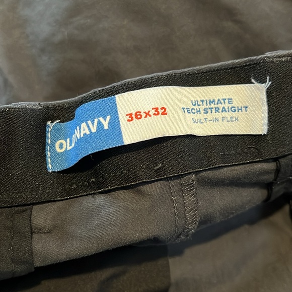 Old Navy Straight Ultimate Tech Built-In Flex Chino Pants - Picture 3 of 13